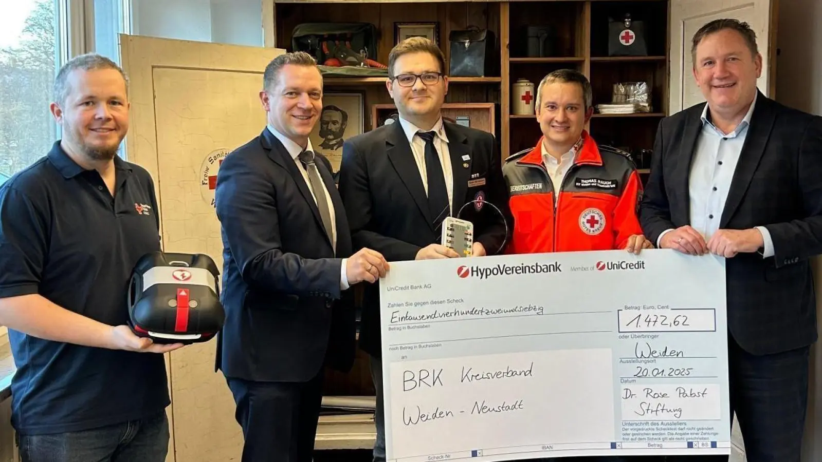 Große Freude herrschte bei der Spendenübergabe in der BRK Kreisgeschäftsstelle in Weiden; v.l.n.r.: Markus Zimmermann (stellv. Fachdienstleiter Helfer vor Ort), Christian Wolf (Filialdirektor der HypoVereinsbank Weiden), Kreiswasserwacht-Vorsitzender Max-Ferdinand Kreuzer, Kreisbereitschaftsleiter Thomas Rauch, Tobias Wolf (Vermögensplaner bei der HypoVereinsbank und ehrenamtliches Vorstandmitglied in mehreren Stiftungen der Region Bayern Nord) (Bild: Maike Aichinger)