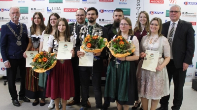 OSB Präsident Franz Brunner (links) und Richard Tischler (rechts) gratulierten den neuen Würdenträgern des Oberpfälzer Schützenbundes, Alisa Kopp, Robert Heller, Claudia Brunner (vorne v. links) und ihren Stellvertretern (dahinter). (Bild: Herta Zeiler)