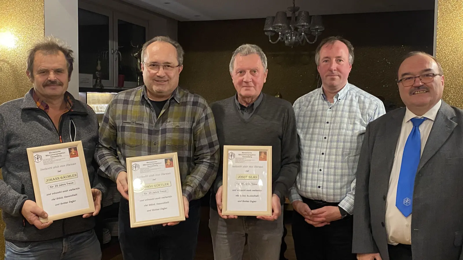 Von den Geehrten konnten nur (von links) Johann Bäumler, Ludwig Gürtler und Josef Glas teilnehmen. Pfarrer Ronald Liesaus und Obmann Andreas Zinkl gratulierten. (Bild: Josef Glas)