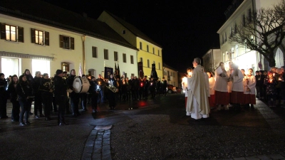 Zum Auftakt der Feier versammeln sich am Unteren Markt Vereine mit ihren Fahnenabordnungen, Bürgermeister mit Stadtrat, die kirchlichen Gremien sowie die Kommunionkinder. (Bild: Ferstl/exb)