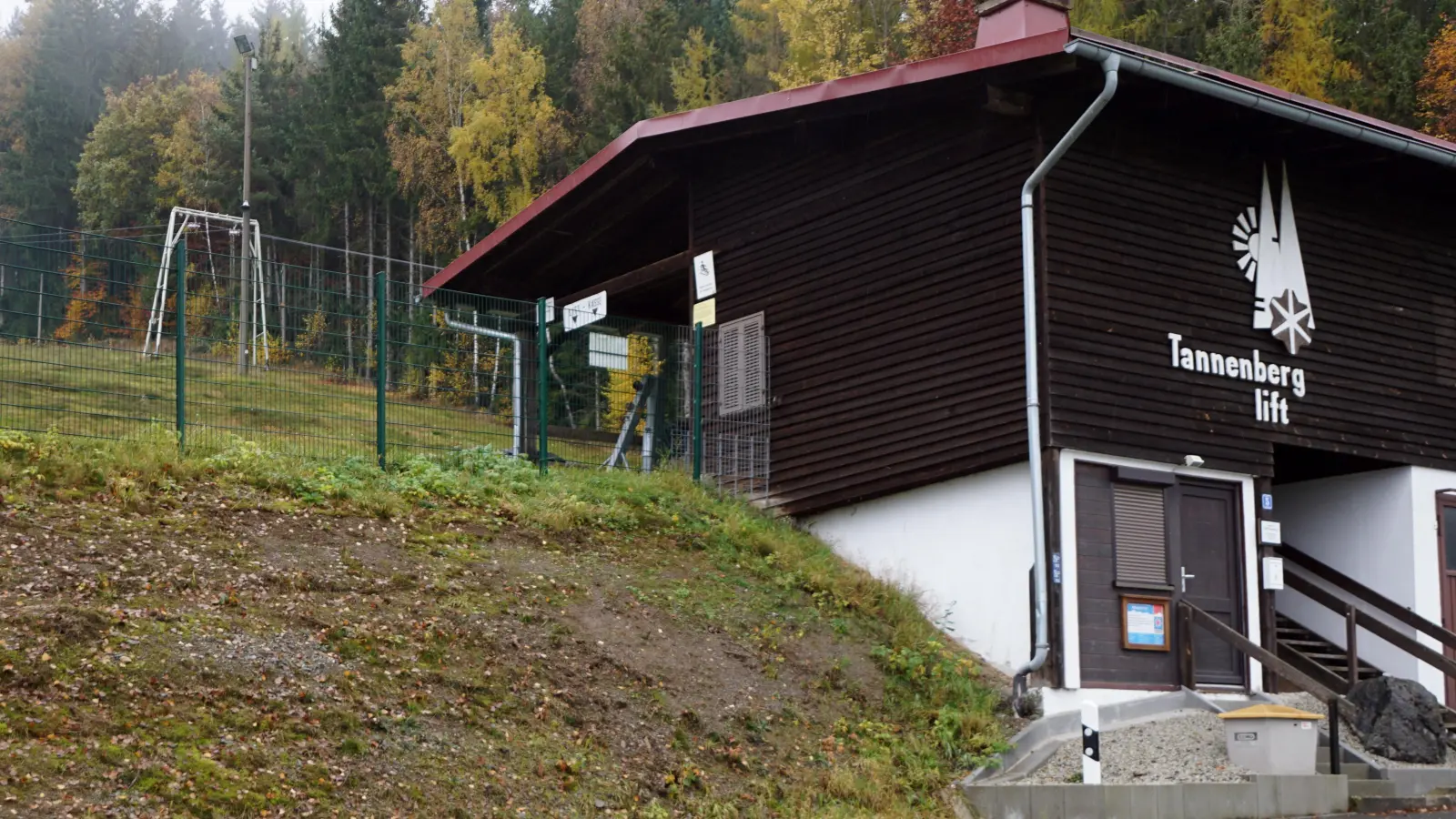 Das Aus für den Tannenberglift (Bild) bedeutet nicht das Ende der Bergwacht Tannenberg. Ihre Einsätze sind seit Jahren ohnehin meist in der schneefreien Zeit. (Archivbild: bkr)