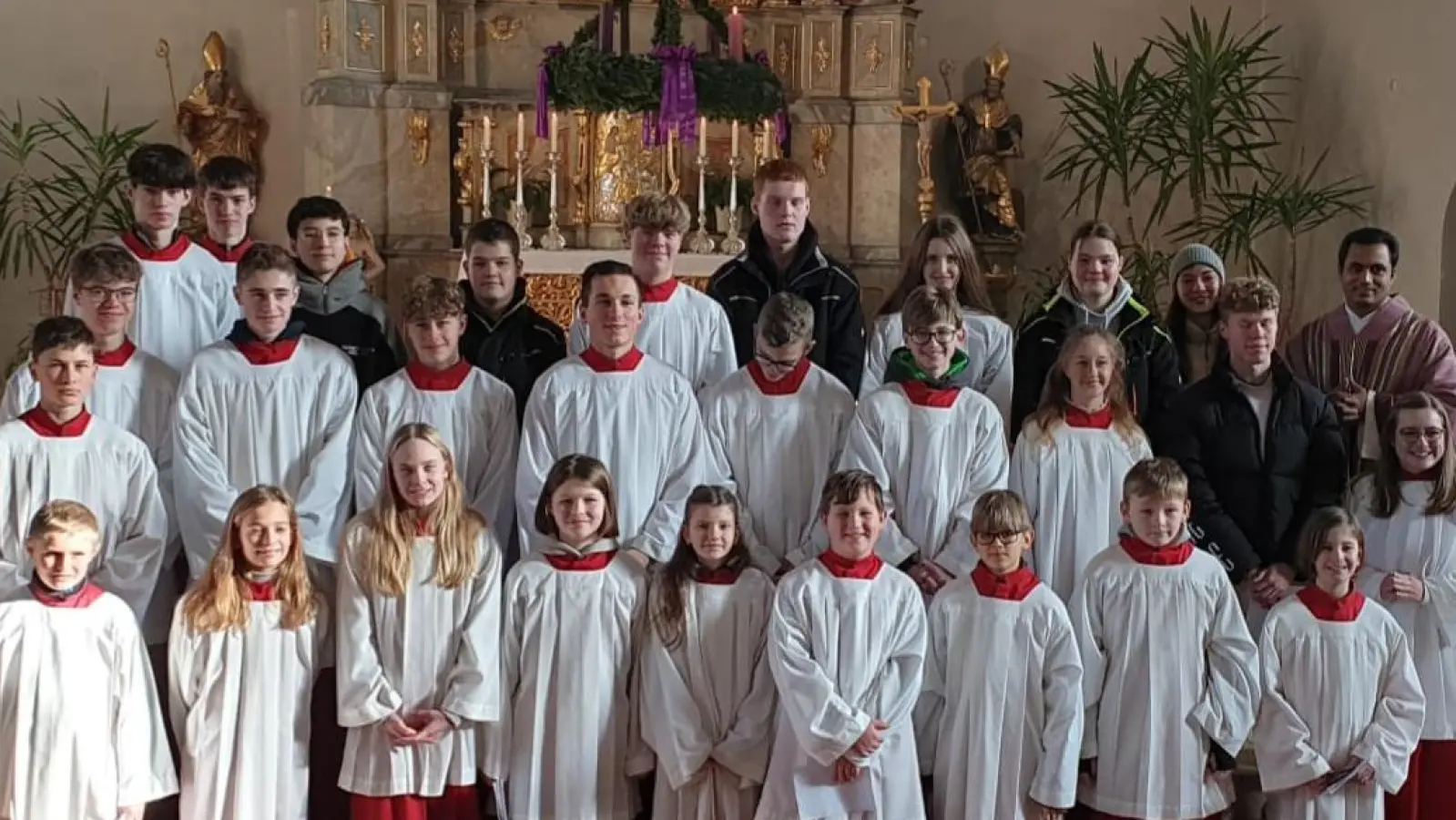 Neuaufnahmen, Ehrungen und Verabschiedungen standen kürzlich bei den Ministranten der Pfarrei St. Michael Wiesau an. Neu im Kreis der Messdiener sind Felix Gleißner (vorne links), Valentina Burger (vorne rechts) und Elias Zrenner (vorne, Vierter von rechts).<br> (Bild: Pfarrei St. Michael Wiesau/exb)