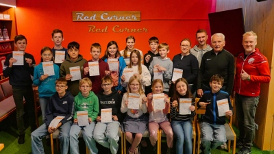 Gruppenfoto der Sportabzeichenverleihung (Bild: Rainer Rosenau)