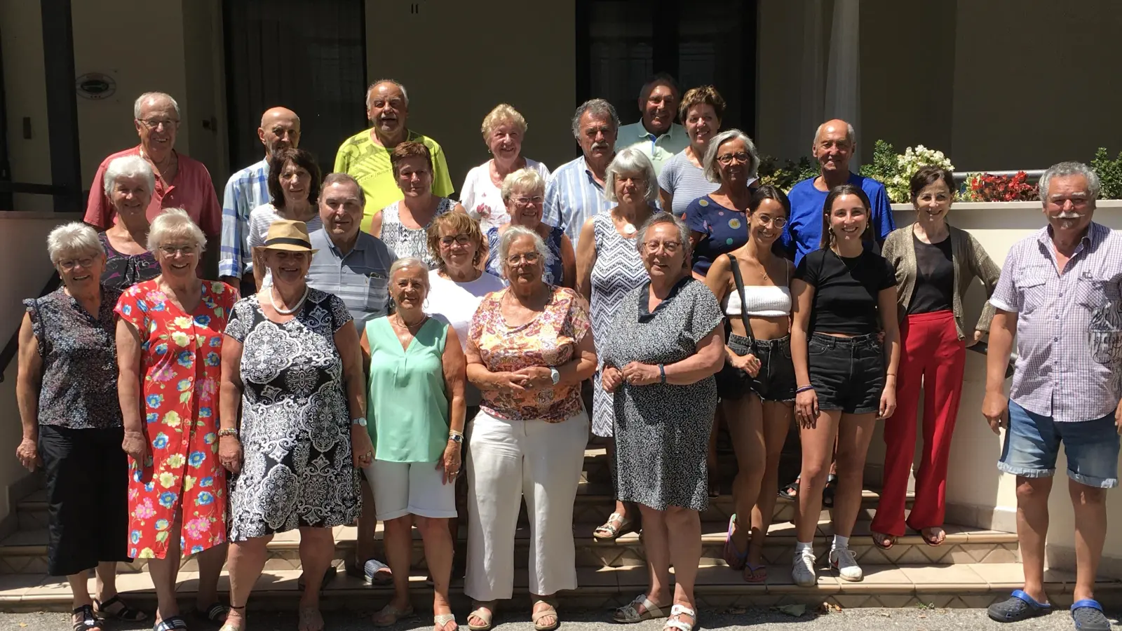 Gruppe vor dem Hotel - rechts steht der Reiseleiter Heribert Ficker, daneben die Hotelchefin Monica Biacchini. (Bild: Gabriela Reißer/exb)