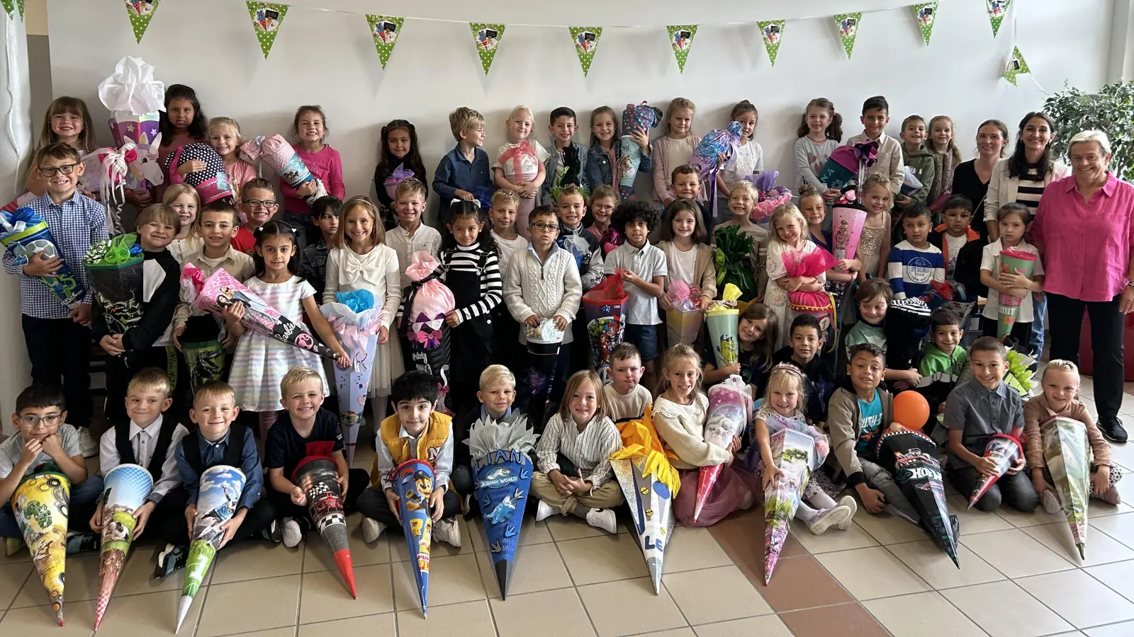 Die drei ersten Klassen im Schuljahr 2024/25 an der Hammerweg-Grundschule  (Bild: Gabriele Karl)