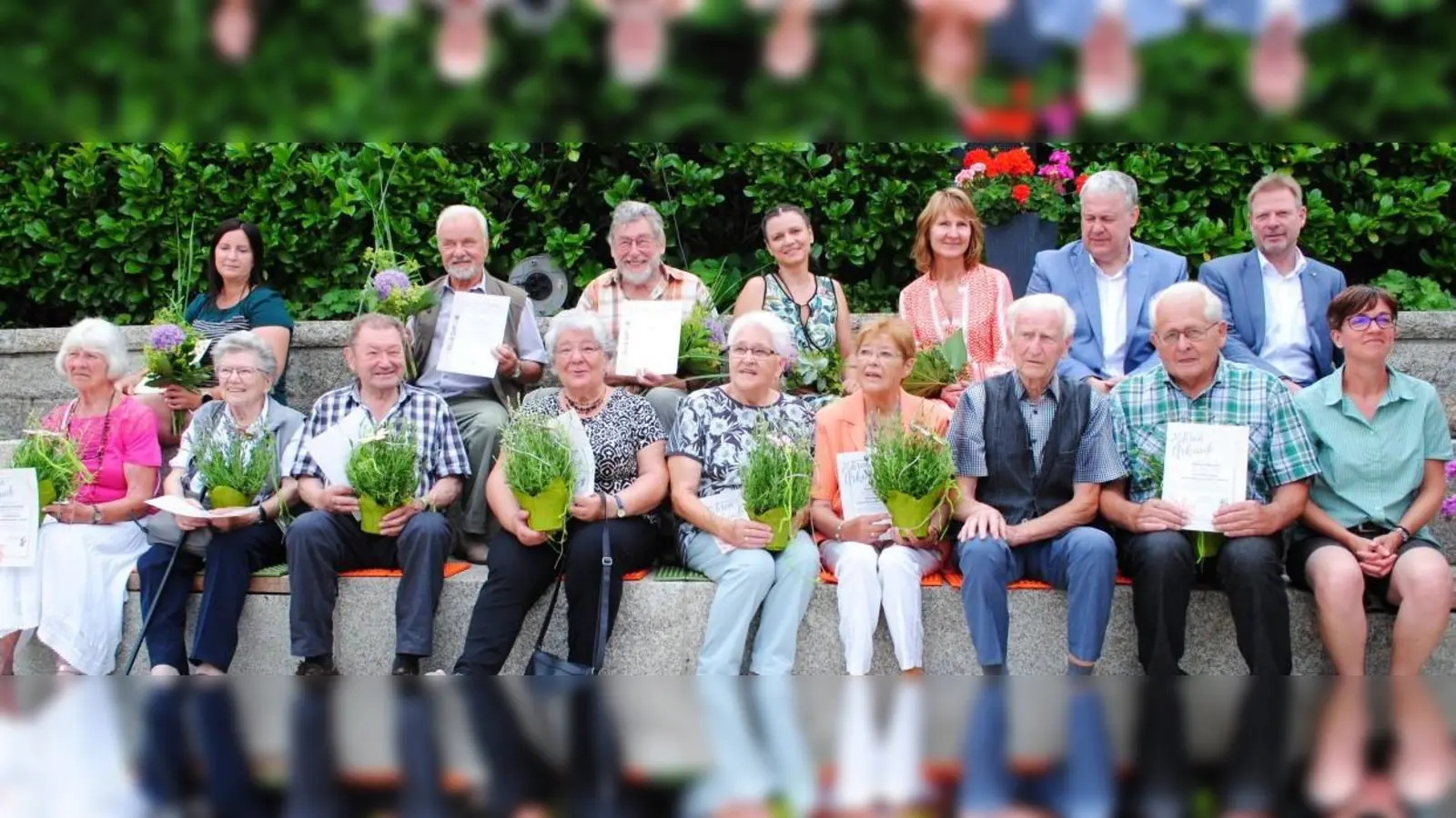 Der Verein für Gartenbau und Ortsverschönerung Lintach ehrt seine Jubilare (hinten, von links): die Jubilare Tanja Saller, Walter Jokiel und Otto Meier, Vorsitzende Melanie Günther, Mandy Göbl, Landrat Richard Reisinger, Bürgermeister Alwin Märkl und Kreisfachberater Markus Fuchs; vorn (von links): die Gründungsmitglieder: Brigitte Schneider, Margarete Forster, Franz Rehaber, Resi Fritsche, Marianne Hassler, Anna Gebhard, Philipp Schwab und Albert Wendl sowie Kreisfachberaterin Michale Basler. (Bild: Alfred Schorner)