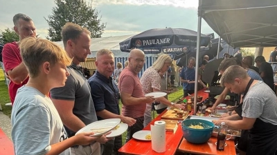 Den Besuchern des Barbecue-Abends beim TC Etzenricht lief schon, beim Warten auf das Essen, das Wasser im Mund zusammen.  (Bild: Tina Moos)