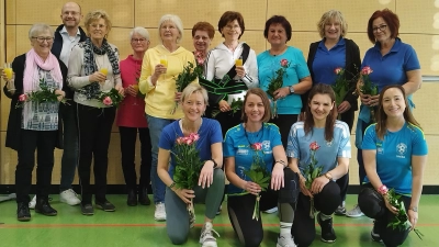 Die Jubilare der Damengymnastikgruppe Ebermannsdorf: von links: Götz Erika, Belmer Sieglinde, Preischl Mia, Preischl Monika, Richter Babara, Elfriede Schaller, Brigitte Jäger, Edeltraud Roth, Bettina Knieriemen, vorne von links: Lisa Dohnhauser, Ramona Sulkowski, Marie Gilch, Heike Sturm  (Bild: Mathias Sturm)