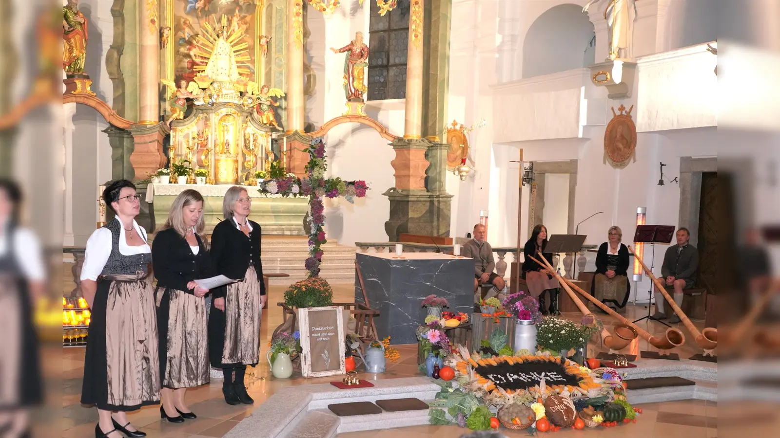 Archilbild: LandKULTUR Waldthurn im Jahr 2022 mit der Gesangsgruppe TriAngel und den Schellenberger Alphornbläsern. Vor zwei Jahren war die Veranstaltung in der Wallfahrtskirche, in diesem Jahr 2024 ist das Marienlob in der Pfarrkirche St. Sebastian in Waldthurn. (Bild: Franz Völkl)