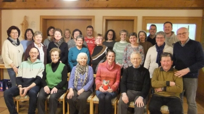 Die Pittersberger Chorgemeinschaft, mit enormer Unterstützung aus dem nahen Wackersdorf, schweißten die Aufgaben und letztlich die Einsätze im kirchlichen Leben so richtig zusammen. Die Chorleiterin Karin Hottner (vordere Reihe, sitzend, vierte von links) freut sich, ebenso wie Ruhestandsgeistlicher Pfarrer Josef Beer (vordere Reihe, sitzend, fünfter von links bzw. zweiter von rechts). (Bild: Michael Götz)