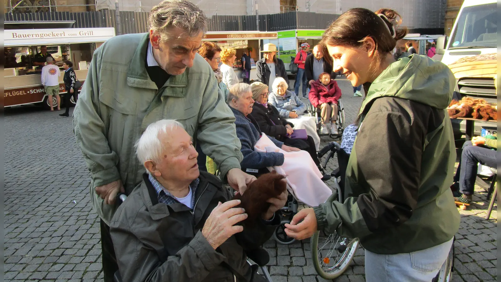 Am Bauermarkt waren zahlreiche Sinneseindrücke für die Bewohner/ innen des Marienheims geboten – hier Wolle von verschiedenen Tieren (Bild: Daniela Donhauser)