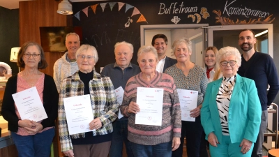 Im Mittelpunkt der Weihnachtsfeier im Cafe Eger der BRK Wassergymnastik im Hallenbad in Moosbach standen Ehrungen für 10, 15, 20 und 30 Jahre. Ihre engagierten und ehrenamtlichen Leiterin Lotte Hofmann (vorne rechts) gratulierte zusammen mit den Ehrengästen.  (Bild: Peter Garreiss)