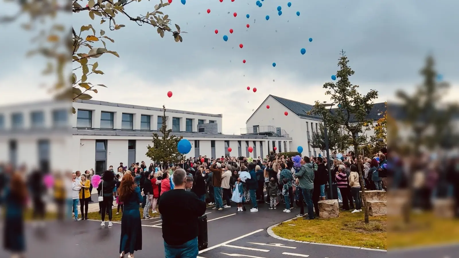 Zu Beginn des neuen Schuljahrs ließ man in Grafenwöhr wieder Luftballons steigen. (Bild: Dominik Eckert)