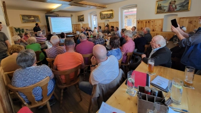 Vollbesetzter Veranstaltungsort  (Bild: Gabi Fraunholz )