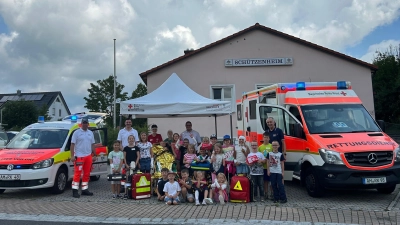 Gruppenfoto mit Einsatzfahrzeugen (Bild: Stefan Giehrl)