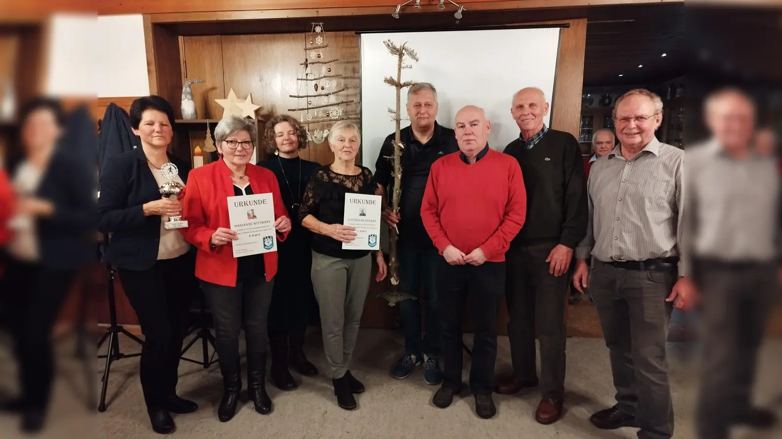 Bei der Nordic-Walking-Abteilung des TSV Pressath stehen Ehrungen an (von links): die Walkerin des Jahres Karin Kroher (mit Pokal), die Trainingsfleißigsten Marianne Wittmann und Hildegard Elstner (mit Urkunden) und die Trainer.  (Bild: Irmgard Graser/exb)