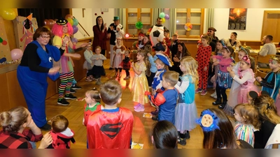 Einen Bombenerfolg landeten die Elterm-Kind-Gruppe und der Frauenbund der katholischen Pfarrgemeinde St. Johannes der Täufer beim Familienfasching im Pfarrheim St. Josef. (Bild: Fred Lehner)