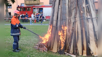 Die Feuerwehr entzündet das Feuer. (Bild: Fred Lehner)