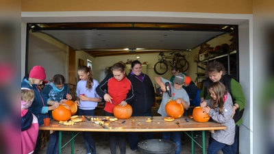 Die Kinder gestalten unter Leitung des Bücherei-Teams mit großer Begeisterung Halloween-Kürbisse. (Bild: gi)