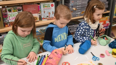 Mit Feuereifer basteln die Kleinen nach dem Vorlesen an ihrer eigenen Jahreszeitenuhr. (Bild: kki)