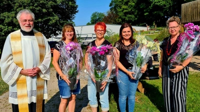 Bild von links nach rechts: Pfarrer Edmund Prechtl, Köchin Manuela Speck, 10 Jahre, Leitung Barbara Krauthahn, 10 Jahre, stellv. Leitung Verena Schäffner-König, 15 Jahre, Erzieherin Kathrin Jacob, 30 Jahre (Bild: Rudi Fuchs)