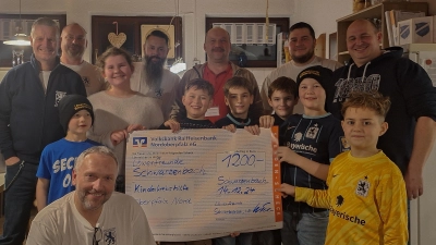 Die Spendenübergabe der Löwenfreunde Schwarzenbach. Michael Thumfahrt, Andreas Neubauer, Sebastian Haslop, Thomas Mathes (Kinderkrebshilfe Oberpfalz Nord e.v.), Florian Stefan, Norbert Witt Junglöwenfreunde Schwarzenbach (mittig, stehend Markus Krauß (kniend, von links). Foto: Thomas Ackermann (Bild: Thomas Ackermann)