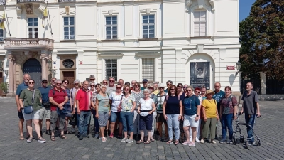 Die Reisegruppe aus Pressath vor der Prager Burg. (Bild: Silke Tanner/exb)