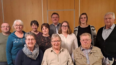 Einen neun Vorstand wählt der Obst- und Gartenbauverein Sigl (sitzend, von links): Zweite Vorsitzende Monika Krieger, Erster Vorsitzender Armin Heuberger und Ehrenvorsitzender Ludwig Graf; stehend (von links): Erwin Hammer, Angela Kredler, Gunda Schönl, Elfriede Weiß. Bürgermeister Hans-Martin Schertl, Ramona Heldmann, Carolin Schreiner und Josef Bönisch. (Bild: ct)