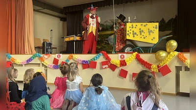 Zauberer Sirbas sorgt für gute Stimmung beim SPD-Kinderfasching. (Bild: Nicole Bäumler)