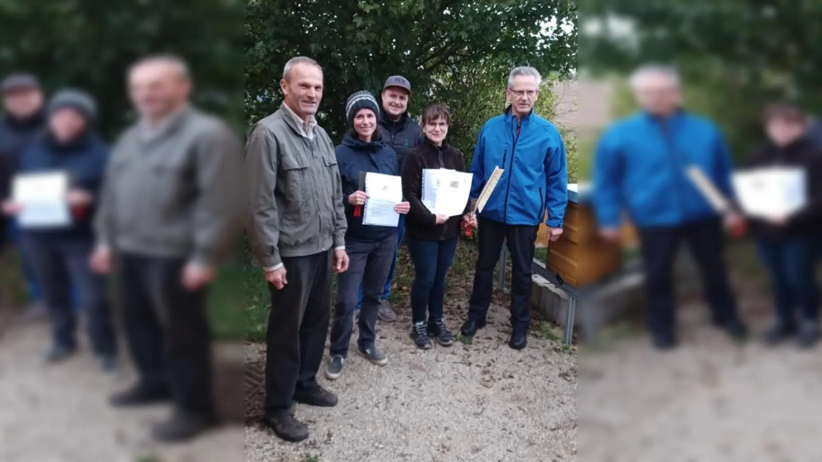 Imkerpate Richard Schecklmann (links) und Vorstand Rainer Schwabe (rechts) mit den Jung-Imkerinnen. (Bild: Marianne Metzner)