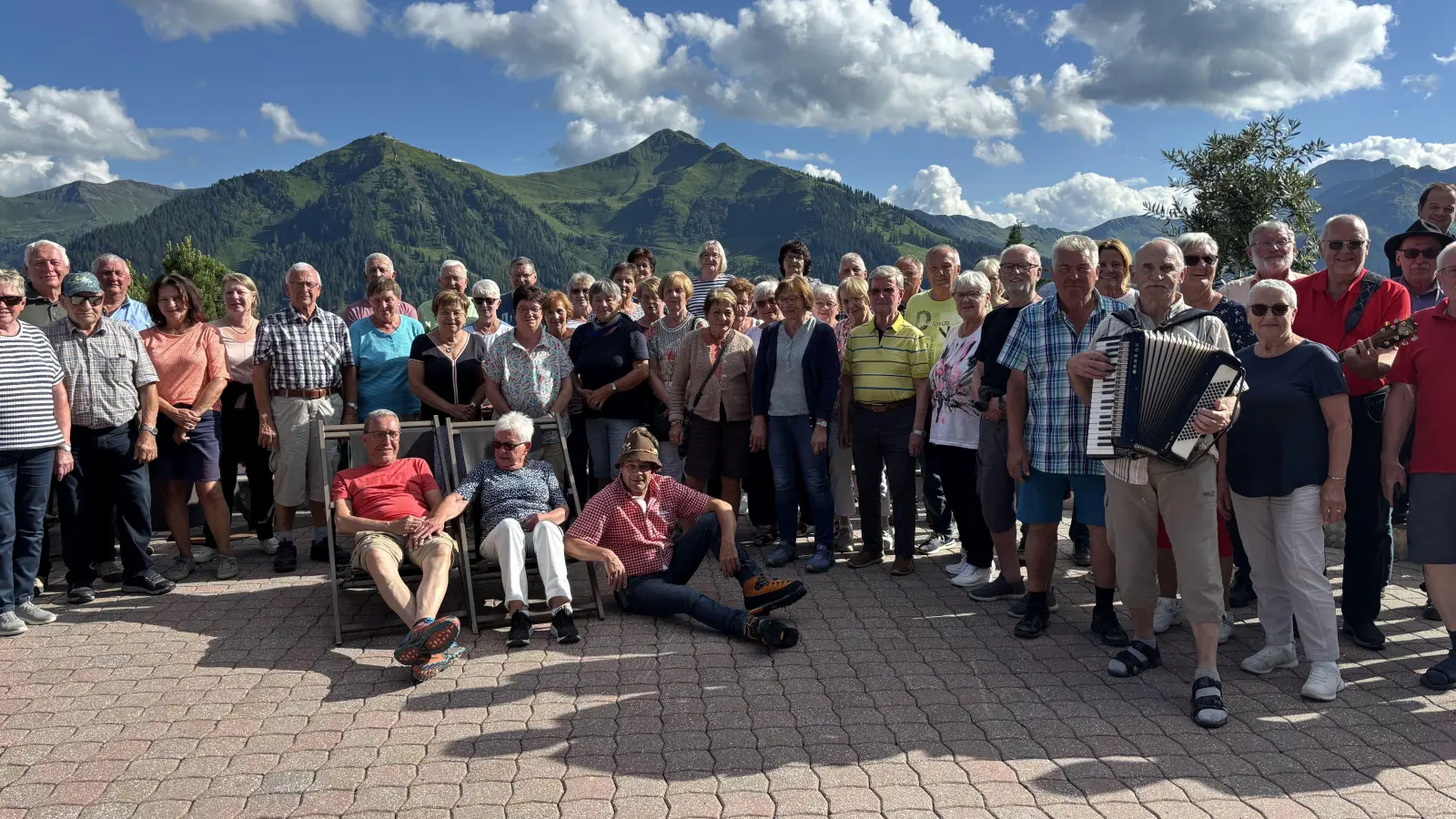 Die Reisegruppe beim Gruppenbild auf der Terrasse der Rosswaldhütte  (Bild: Konrad Zant)