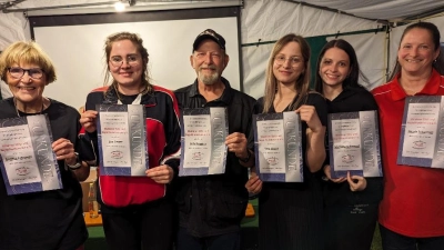 Der Zug- und Begleithundeverein ehrt langjährige Mitglieder. Darunter: Brigitte Frömmer (25 Jahre), Lisa Singer (20), Billy Huggins (20), Tina Singer (20), Michelle Scharnagl (20), Nicole Scharnagl (20). (Bild: Thomas Bieber/exb)