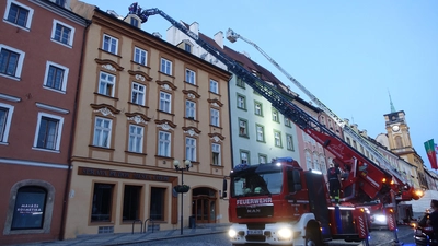 Beeindruckend war die Anleiterübung mit den beiden Feuerwehrdrehleitern. Zu erkennen sind die beiden Knickgelenke am Ende des Leitersatzes mit denen die Korbbesatzung bestimmte Stellen genau ansteuern kann. (Bild: Hermann Müller)