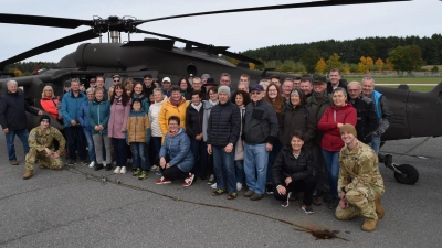 Zum Erinnerungsfoto auf dem Militärflugplatz vor einem Black Hawk stellten sich auch der Notfallsanitäter und der Pilot mit zur Gruppe. Links Franz Zeilmann.  (Bild: Elfriede Winter )