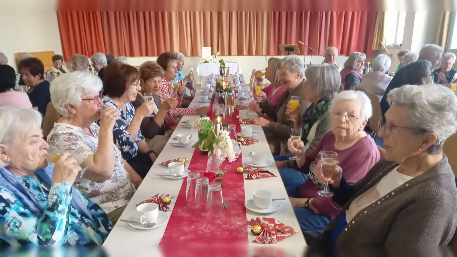 Lob, Lieder und Kaffeeduft: Der Seniorennachmittag zum Mutter- und Vatertag  (Bild: Sabine Bäumler)
