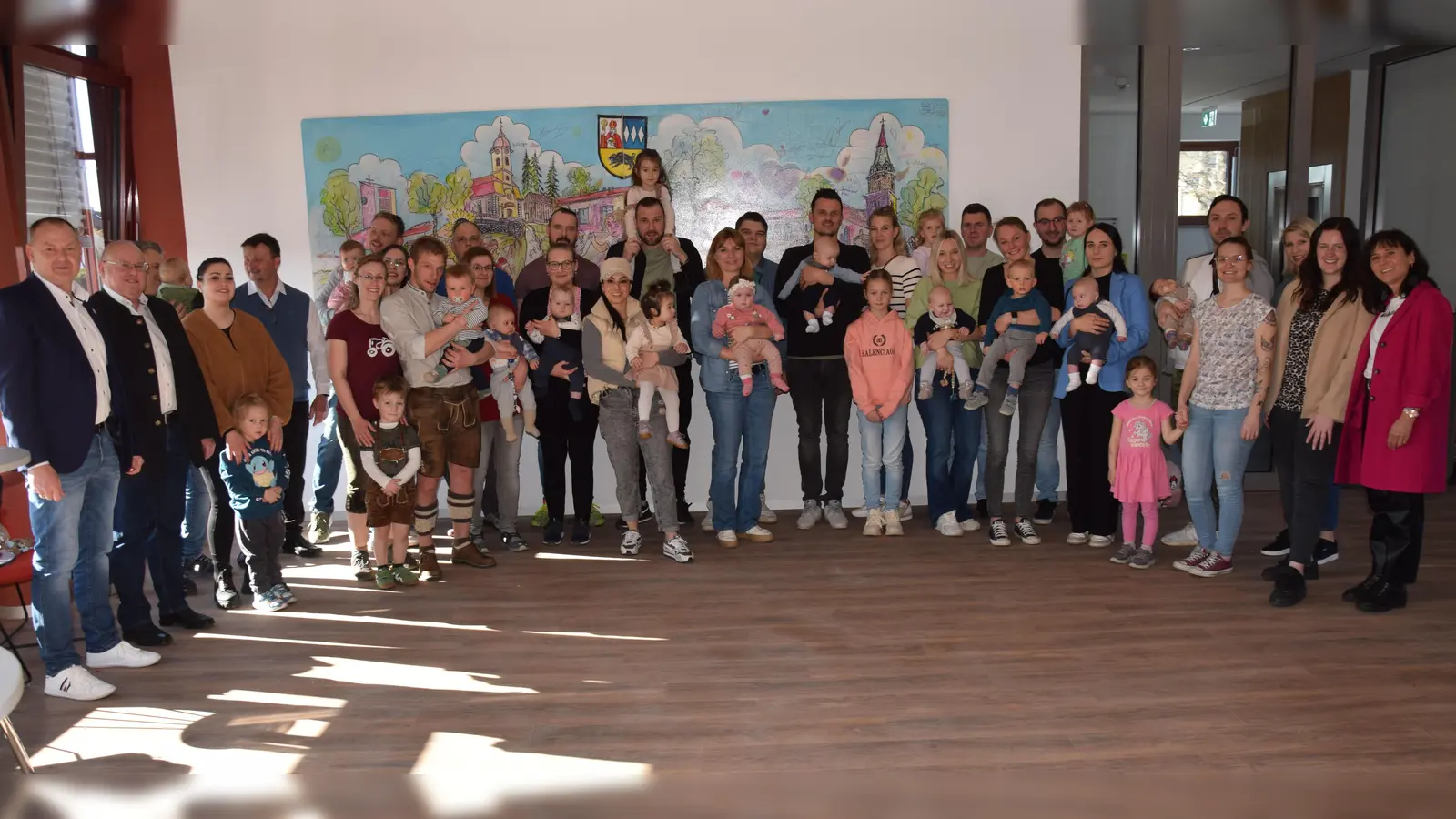 Ebermannsdorf ist eine kinderfreundliche Gemeinde. Am vergangenen Sonntag überreichte Bürgermeister Erich Meidinger zusammen mit seinem Stellvertreter Johann Vornlocher (von links) zusammen mit Marianne Schubert von der örtlichen Raiffeisenbank und der Jugendbeauftragten Julia Meidinger (v.re.) je einem 100-Euro Schein als Willkommensgeschenk der Gemeinde.  (Bild: Paul Böhm)
