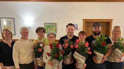 Sechs prächtige Dipladenien waren die Hauptgewinne bei der Blumentombola des Obst- und Gartenbauvereins Angfeld und Umgebung.  (Bild: Nadine Meier/exb)