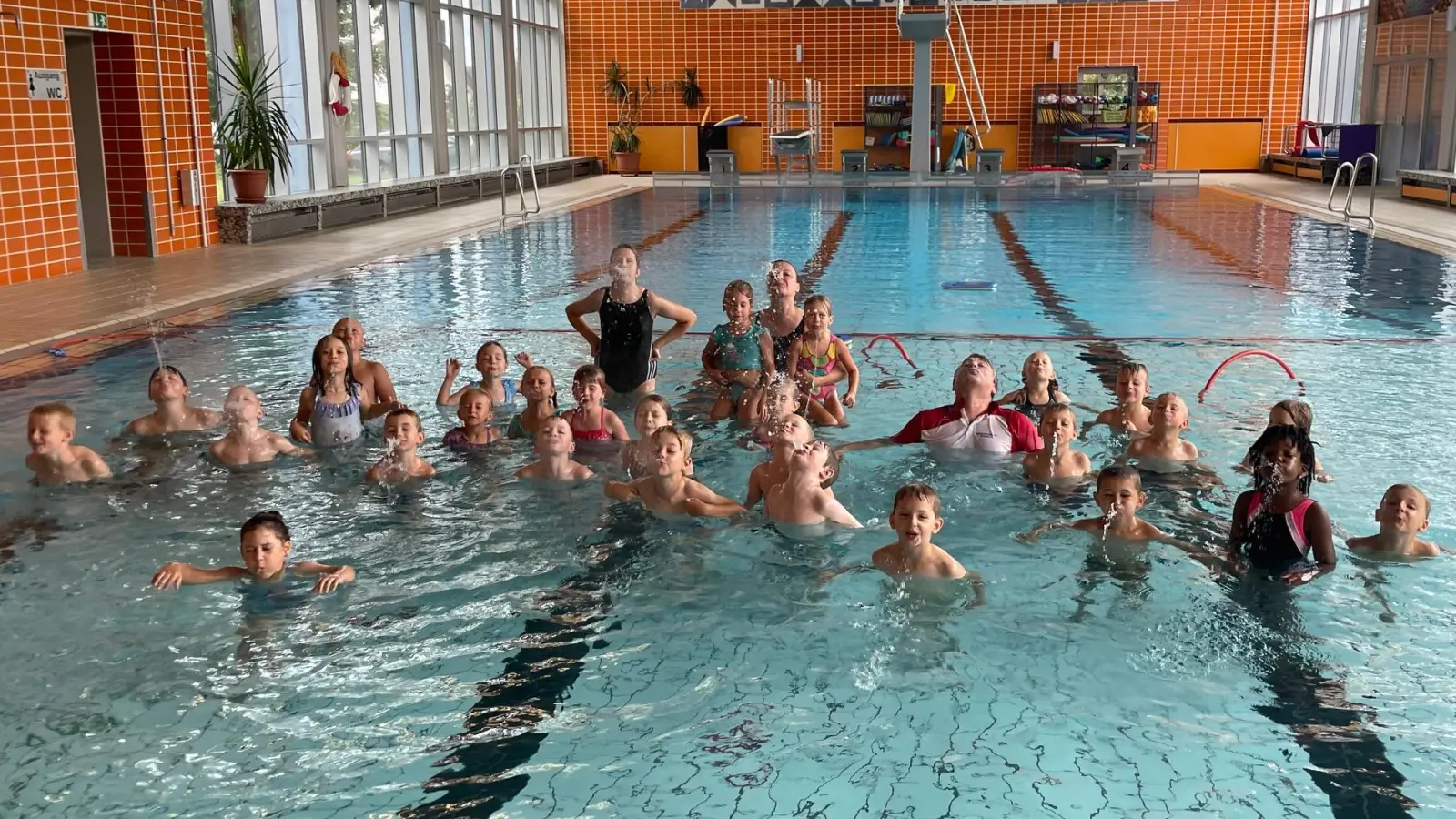 Die Vorschulkinder haben sichtlich Spaß im Schwimmkurs.  (Bild: Sandra Liegl)