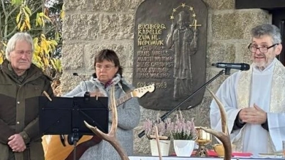 An der Kapelle St. Nepomuk am Buchberg zelebriert der Schnaittenbacher Stadtpfarrer Helmut Brügel (rechts) eine Hubertusmesse. (Bild: Sabine Weiß/exb)