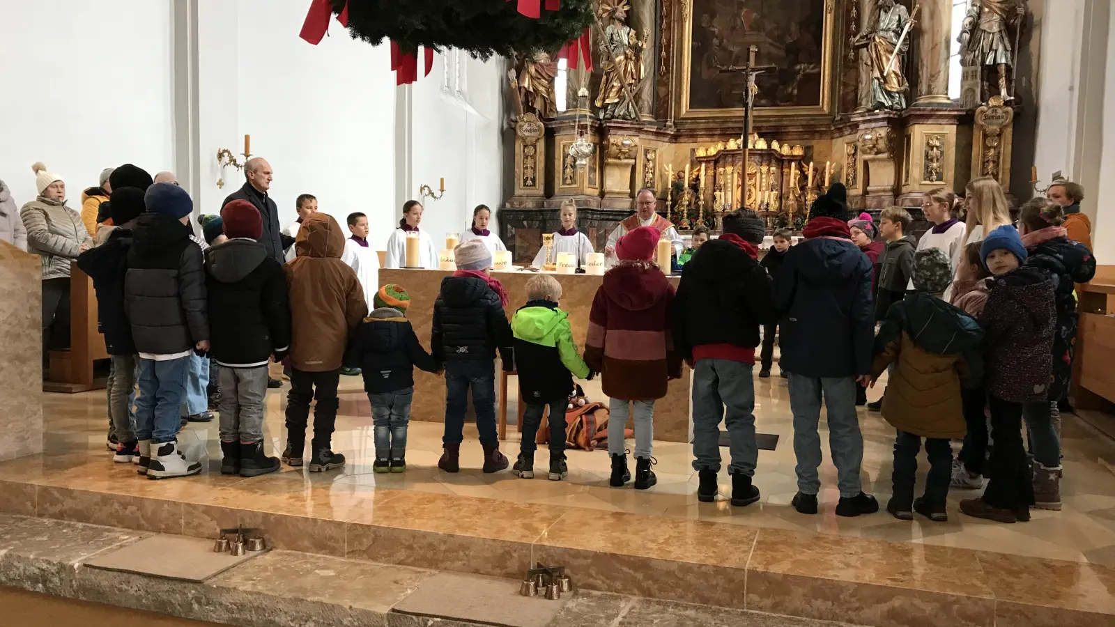 Erfreulich viele Kinder wagten sich zum „Vater unser” zu Pfarrer Birner an den Altar. (Bild: Marianne Moosburger)