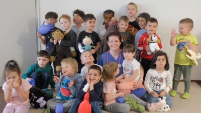 Kinder freuen sich über den Besuch von Krankenpflegerin Krisztina Csikos. (Bild: Vanessa Weber )