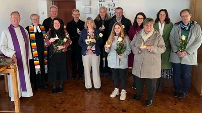 Neuer Kirchenvorstand Diakon Jürgen Weich, Pfarrerin Heidi Gentzwein, Rolf Linke, Angie Hirmer, Roland Willecke, Nicole Blank, Peter Gerhard, Thomas Menzyk, Leonie Zahn, Elena Hofstetter( Kirchenpflegerin), Marion Zahn. Weiter nach rechts : Verabschiedeter Kirchenvorstand: Sonja Lindermayr und Ulrike Bäumler ( Anja Strehl fehlt)-von links.  (Bild: Maria Linke)