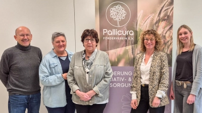 Die neue Vorstandschaft: Erhard Sailer (Beisitzer), Petra Thierauf-Götz (2. Vorsitzende), Sonja Kellner (1. Vorsitzende), Juliane Schießl-Götz (Schatzmeisterin), Christine Walter (Beisitzerin)-von links. (Bild: Claudia Berger)
