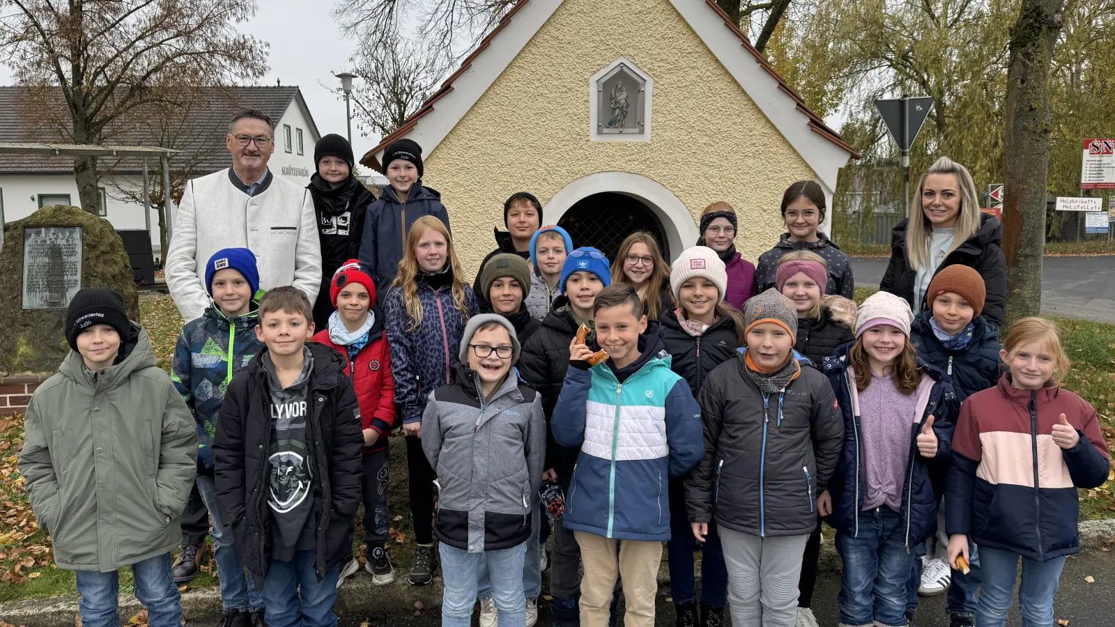 22 Kinder der Kombiklasse 3/4 der Grundschule Stulln brachten zum Besuch im Rathaus viele Fragen mit und erfuhren dabei allerhand Neues. Vor der Kapelle stellte sich die Klasse mit Bürgermeister Hans Prechtl und Klassenlehrerin Stephanie Hesl zum Erinnerungsfoto auf. (Bild: Edi Schmal)