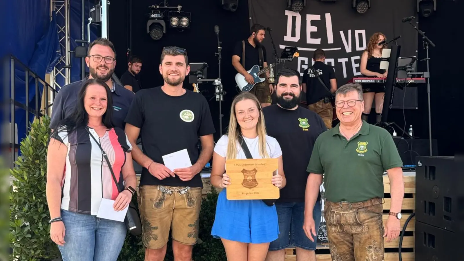 Jedermannschießen der SSG Weiherhammer - Hannah Koehler (Mitte) gewann den 1. Preis des Jedermannschießens. (Bild: Karin Regn)