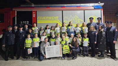 Bestanden. Bei der Feuerwehr stellen sich Nachwuchskräfte den Prüfungen für das Abzeichen Kinderflamme und nahmen eine großzügige Spende der Volksbank Raiffeisenbank Nordoberpfalz eG entgegen.  (Bild: Roswitha Zintl)