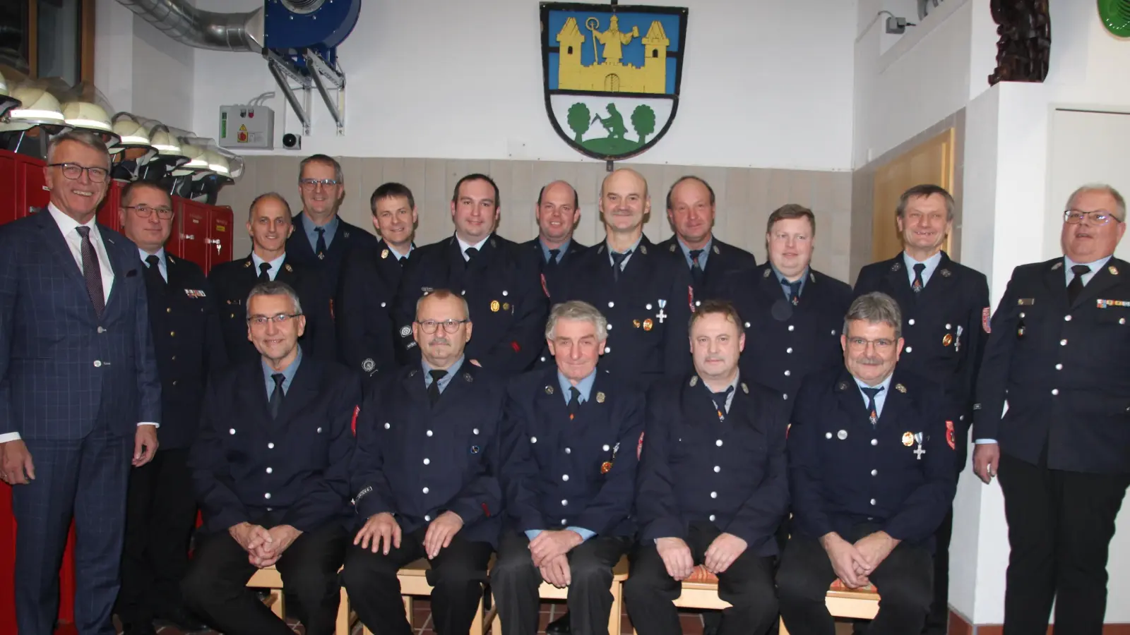 Staatliche Ehrungen gab es für Feuerwehr-Mitglieder aus den Gemeindegebieten Tirschenreuth und Mähring, die seit 25, 40 und 50 Jahren aktiv sind. Das Bild zeigt die Geehrten mit Bürgermeister Franz Stahl, Kreisbrandrat Christian Gleißner und Kreisbrandinspektor Klaus Schicker (links) sowie Kreisbrandmeister Roland Frank (rechts).  (Bild: kro)