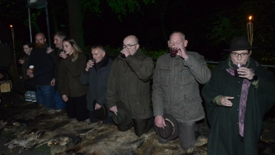 Nach dem Jägerschlag mussten die Jungjäger ein Viertel „”Wildschweiß” in einem Zug trinken - mit der linken Hand.  (Bild: bey)