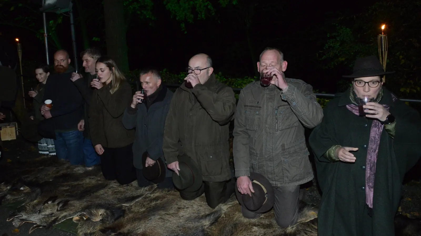 Nach dem Jägerschlag mussten die Jungjäger ein Viertel „”Wildschweiß” in einem Zug trinken - mit der linken Hand.  (Bild: bey)