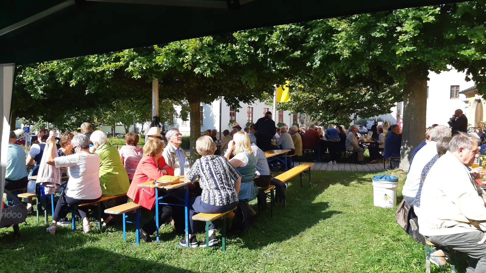 Bestes Gartenfestwetter lädt förmlich zum Feiern ein. (Bild: Josef Kleber)